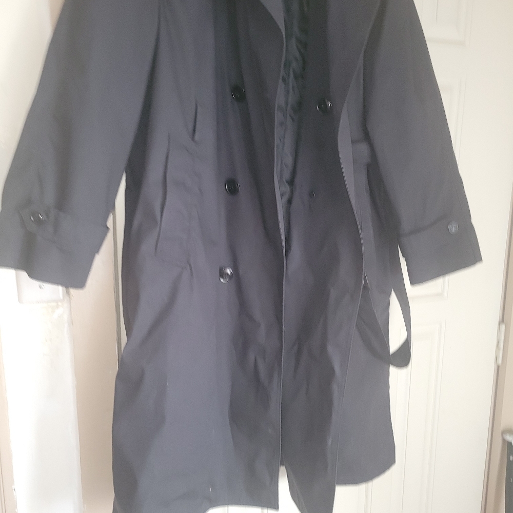 Elegant Black Trench Coat with Timeless Silhouette